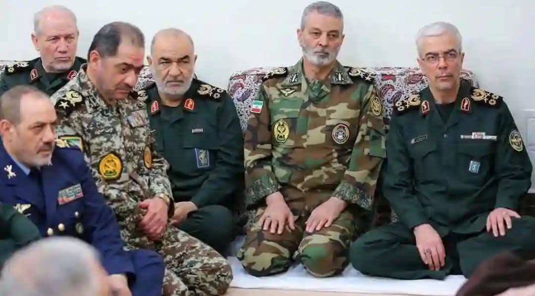 Saeedkoree's tweet photo. ايران جا فوجي به عجيب آهن۔
نه سٺي پگهار 
نه پنهنجا گهر 
نه سيمينٽ جون فيڪٽريون
نه بجلي مفت، نه گيس مفت.
نه وڏو پروٽوڪول.
وڏي ڳالهه اها ته هر سال انهن جي شهيدن تي ڪو گانو به رليز نٿو ٿئي.
اهڙي مخلوق، ڇا ٿڪڙي هار مڃي سگهي ٿي؟!

#TributeToShMuzaffarBhutto https://t.co/4hchZ2Y7CL