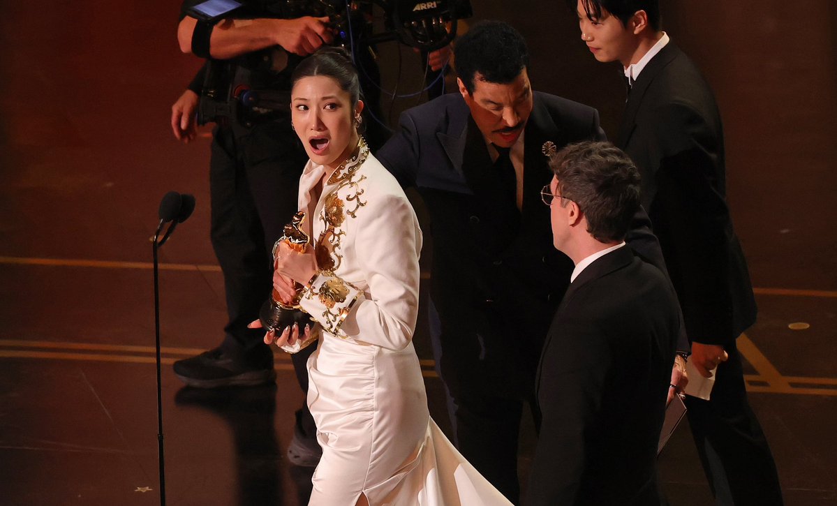 TheePopCore's tweet image. EJAE’s speech was cut short at the #Oscars after making history with the Best Original Song win for “Golden” from K-Pop Demon Hunters.

"People made fun of me for liking K-pop and now everyone’s singing our song. And all the Korean lyrics... I’m so proud."