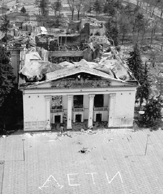 Lena211376606's tweet photo. 16 marca 2022 Putin zbombardował Teatr Dramatyczny w Mariupolu, który był schronieniem dla wielu osób, głównie dzieci.
Zginęło 300 osób.
Nie zapomnimy 💔
#PutinWarCriminal https://t.co/axEF5a29aw