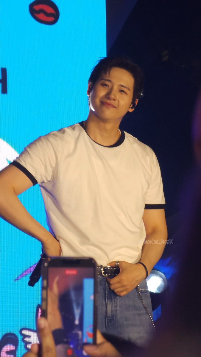 hazelnut_loey61's tweet photo. andami kong fancam kay cnu kagabi ampogiiii 🥹

#B1A4InManila #BUZZFESTPH @_B1A4OFFICIAL #B1A4 https://t.co/lSLopRonCR