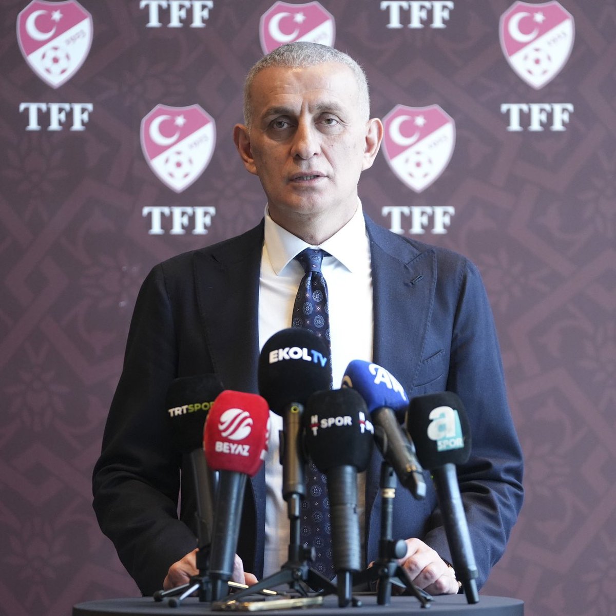 CANAVAR YARATTINIZ!

💥"NEDEN GALATASARAY?"

Ersin Düzen: "Selçuk İnan'ın, Sergen Yalçın'ın, Tedesco'nun maç sonu hakemleri eleştirdikleri açıklamalar sonrası TFF'den bir açıklama gördünüz mü?

Peki iki hafta önce Galatasaray'ın yapmış olduğu açıklamaya bizzat TFF Başkanı tivit