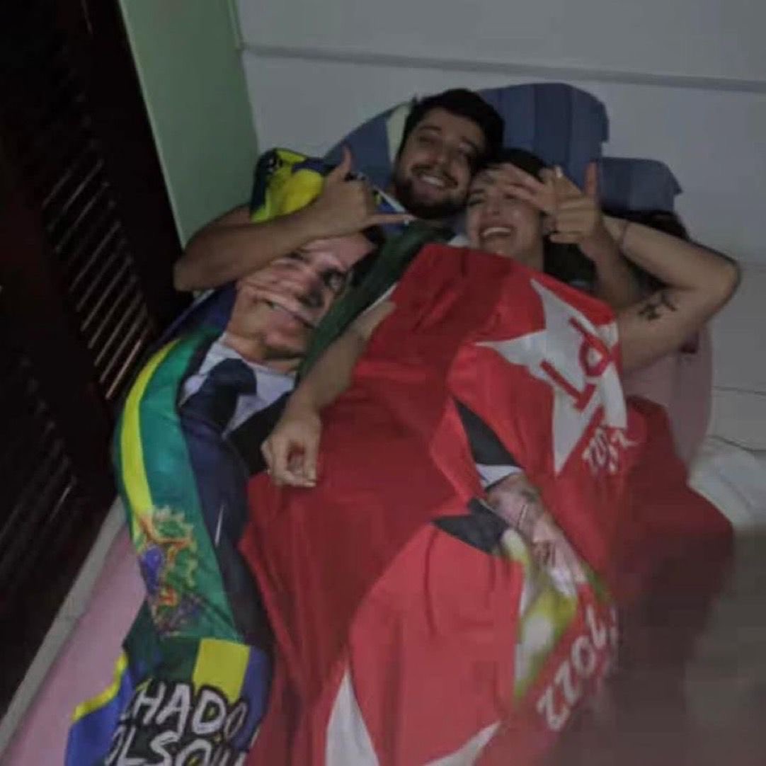 quando eu vi o jonas deitado de conchinha com a ana paula eu só me lembrei dessa fotokkkkkkkkkkkkkkkkkkkkk