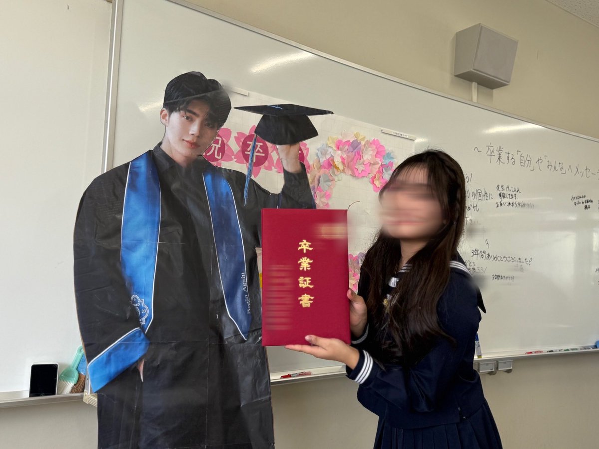 kanatamapuni's tweet photo. 3月14日にZEROBASEONEパクゴヌクを連れて卒業しました😭😭😭😭😭
クラスの先生と保護者と友達に大爆笑されながら連れて回りました^^💖
zb1もゴヌクもいつもありがとう大好きだよ❤️ https://t.co/prIhJFMkZB