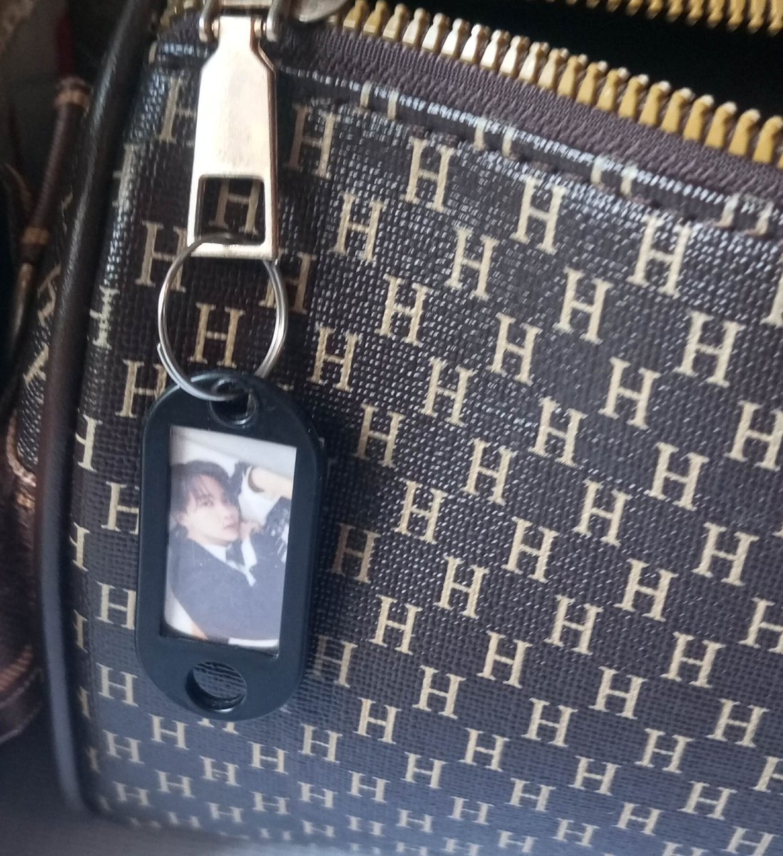 only4mwsol's tweet photo. kala ko kung sino nasa bag ng lola ko, yon pala si jeonghan😭 https://t.co/WBy3xUUKkV
