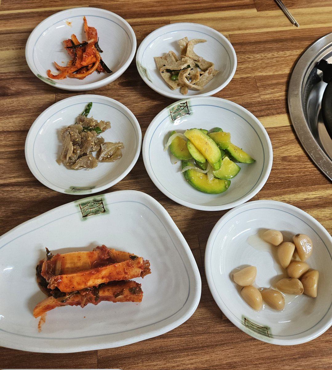 [증평 맛집] 청솔 곱창
일부러 찾아와서 먹을정도로 유명한
집이라고 친구가 데리고 왔어오!
곱창전골 소자 30,000원 공기밥 별도
밑반찬도 푸짐하게 주셔요☺️
매운거 못드시는분들은 많이 매울 수 있고
깔끔하고 시원한 매운맛의 곱창전골!