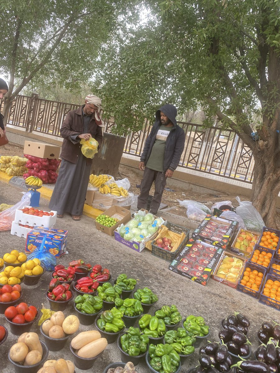 Almostashar_one's tweet photo. @Amanatalriyadh مخالف بائع خضار على رصيف وشارع فاطمة الزهراء بحي الزهراء مقابل حديقة الزهراء عليه 80 بلاغ سابق في كل من تطبيقي بلدي ومدينتي ولم يتم التنفيذ أرجعو لهويتي وجوالي تجدون البلاغات السابقه وتجدون البائع المخالف والغير سعودي يبيع الخضار يوميا من الساعه 10 ص حتى 6 مساء https://t.co/GdyasJyce6