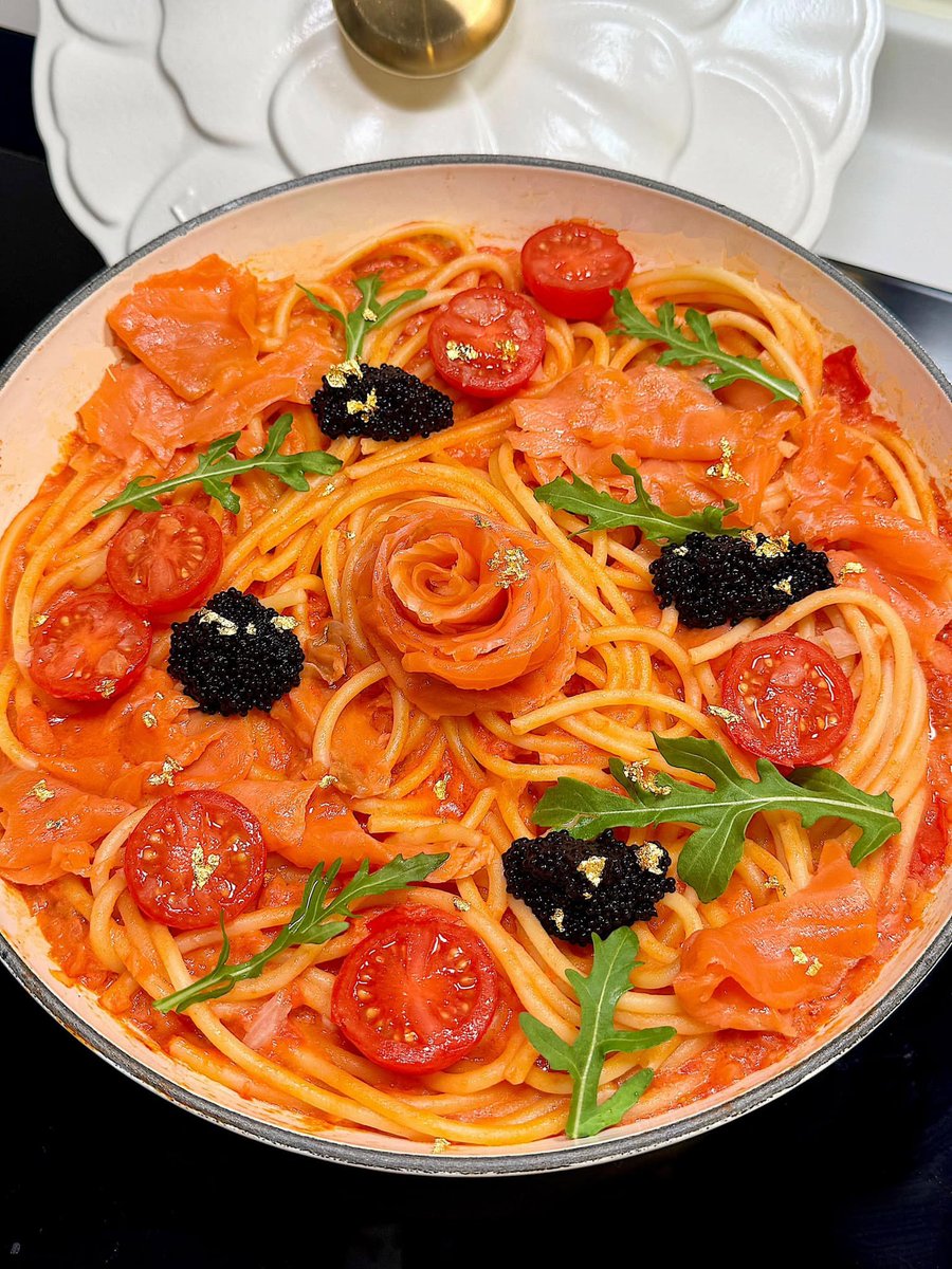 LokmanDede13's tweet image. 30-Minute Creamy Tomato Pasta!  Sauté garlic + cherry tomatoes, stir in heavy cream + parmesan, toss with al dente pasta. Sprinkle basil u0026 red pepper flakes—done! #QuickBite #HomeCookedJoy