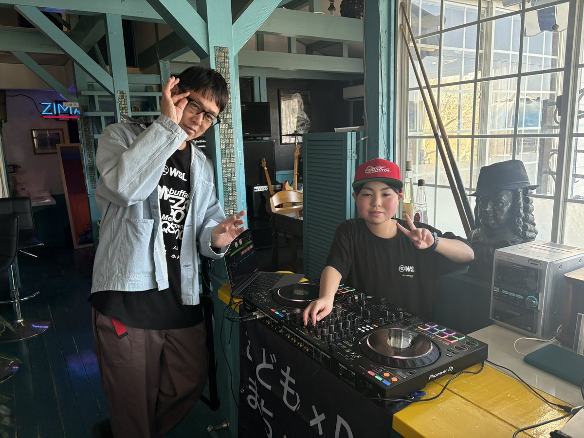 sbs_gogo's tweet photo. 街角ステーション🚙 

御前崎市白羽 ｢喫茶グランブルー｣から
OMAEZAKI DJ PROJECT の
代表・西尾亘さんと
生徒の藤田紘斗くんとお届けしました🌊

御前崎市の生涯学習講座の一部として
��ンツーマンのレッスン活動🎧

かっこよかったDJ Hiro ~！
今後の活躍が楽しみです🕺🏻🌟

#ゴゴボラケ
#おしお https://t.co/p5R7KVVz6F