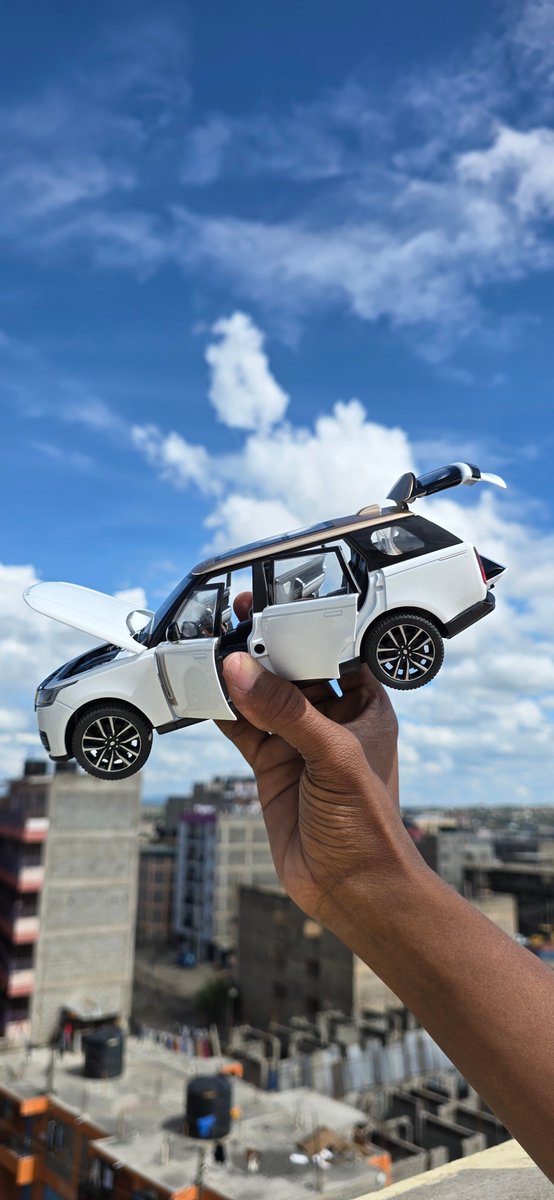 die_cast_ke's tweet photo. New Range Rover Model, Scale 1:24, Metallic, Working Lights, Gift Idea, Ksh 5,000 https://t.co/UtIf55LeEJ