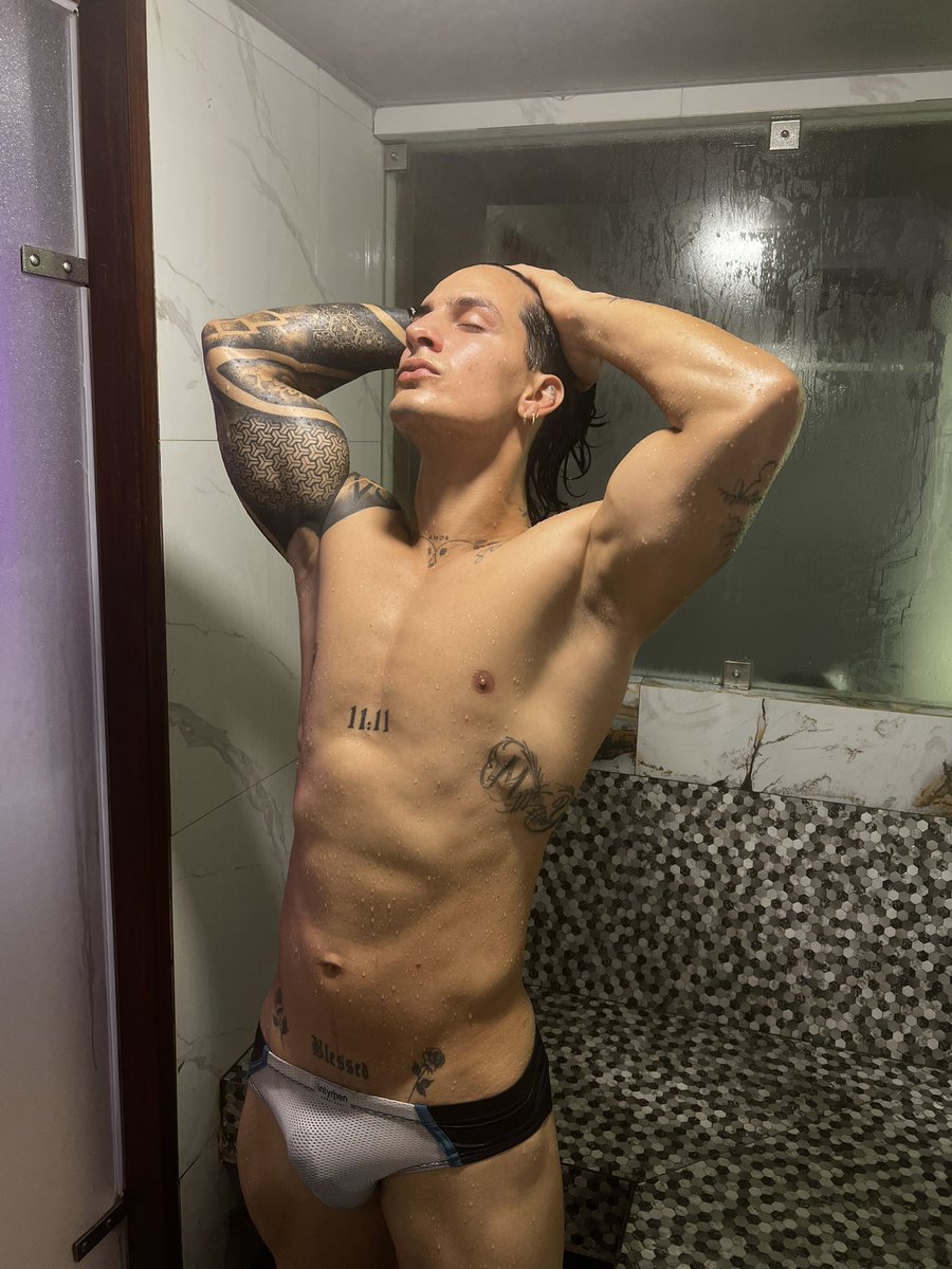 king_hot tweet media