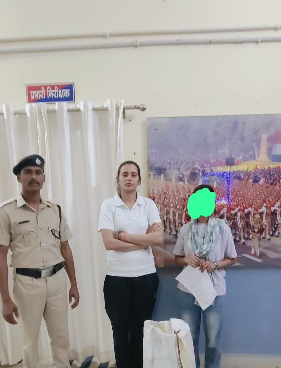 NgpRpf's tweet photo. @RPF_INDIA @DCARYA1967 @rpfsecrhq @secrail @rpfpcnir
#OperationSanraksha
#रेसुब पोस्ट नैनपुर के अधिकारी व बलसदस्यो द्वारा गाडी सं 51706 में 01 व्यक्ति को एक सफेद रंग की बोरी में रखे घरेलु उपयोगी सिलेंडर के साथ गिरफ्तार कर उसके विरुद्ध रेल अधिनियम के तहत कार्यवाही की गयी। https://t.co/PiBaYsdDIP