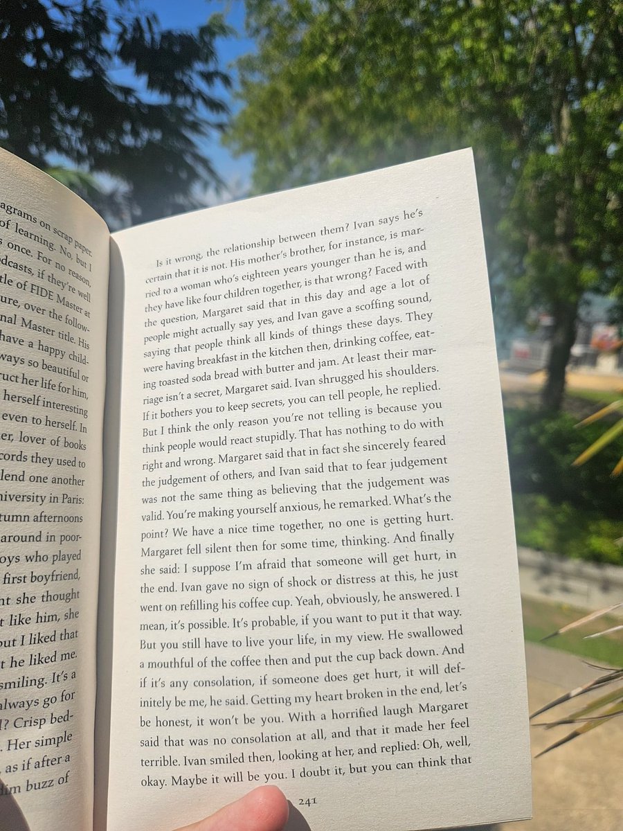 DarthBanter's tweet photo. 2/2 Thought it'd have some solid plot, tho I actually found myself enjoying it w/o: like a stroll (in Peter's case frolic) in the park.

Characters trading chinwags and surgical introspections, felt like I was hit by (esp Peter's) train (of thought).

Sally Rooney's Intermezzo 👌🏻 https://t.co/MlNehMmEhk