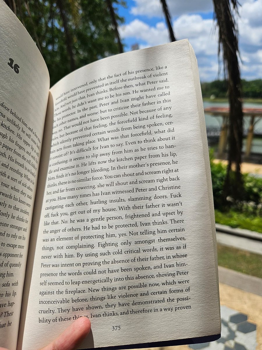 DarthBanter's tweet photo. 2/2 Thought it'd have some solid plot, tho I actually found myself enjoying it w/o: like a stroll (in Peter's case frolic) in the park.

Characters trading chinwags and surgical introspections, felt like I was hit by (esp Peter's) train (of thought).

Sally Rooney's Intermezzo 👌🏻 https://t.co/MlNehMmEhk