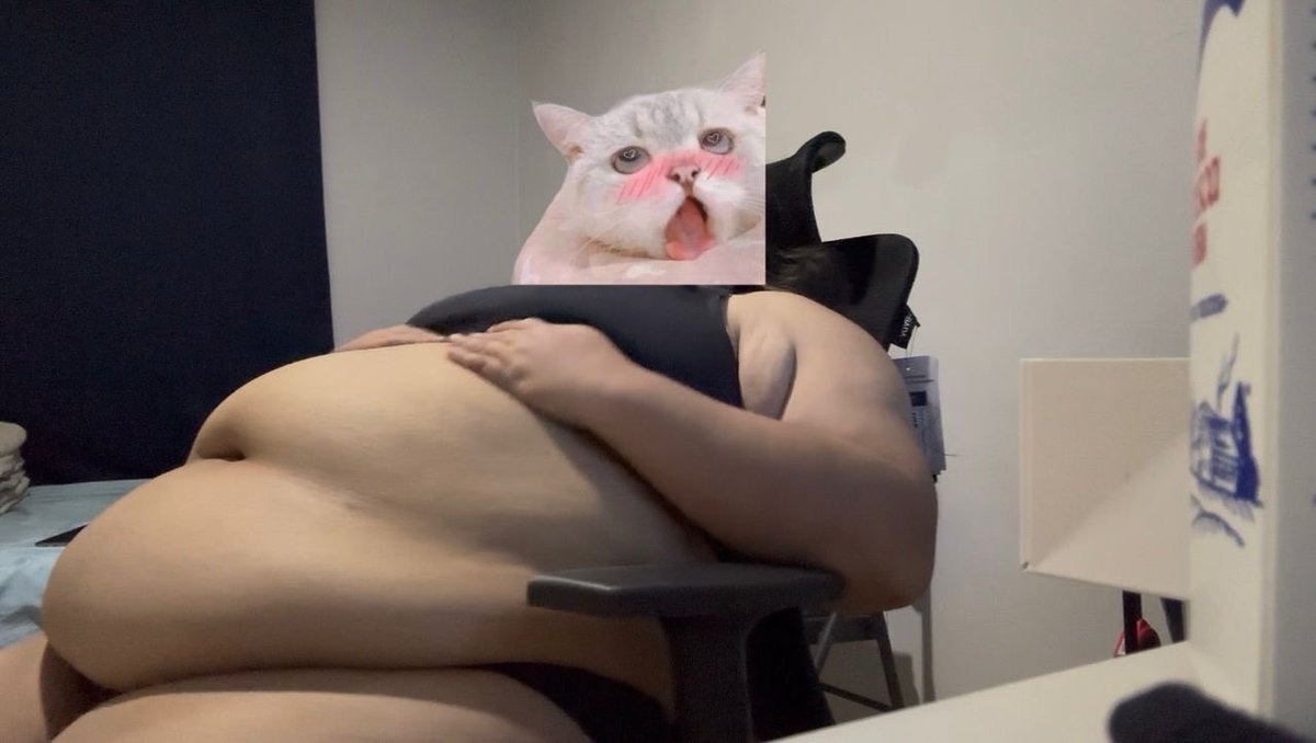 FeedeeSoda's tweet photo. I don't even look that fat, right? https://t.co/oHy5P5ndgm