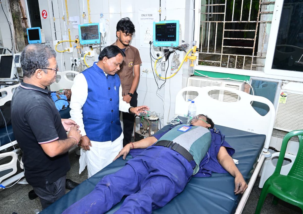 airnews_hyd's tweet image. 🔹ఒడిశాలోని కటక్‌  ఎస్‌సీబీ ఆస్పత్రి ఐసీయూలో జరిగిన అగ్నిప్రమాదంలో 10 మంది మరణించగా, 11 మంది గాయపడ్డారు.
 🔹 ఘటనాస్థలిని సందర్శించిన సీఎం మోహన్‌ చరణ్‌ మాఝీ మృతుల కుటుంబాలకు పరిహారం ప్రకటించి, ప్రమాదంపై విచారణకు ఆదేశించారు.
#OdishaNews #Cuttack #HospitalFire  #MohanCharanMajhi