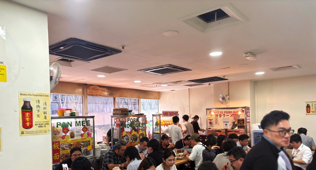 kl_cube's tweet photo. Wisma Cosway 1Fの「一郎ラーメン」行ってきました！

一杯RM14、豚骨ラーメンとまぜそばが選べます

まぜそばおいしい！出汁っぽい味がします！同じ席の中華系女子2人組は豚骨頼んでました。

12時前に行ったのにめちゃくちゃ混んでました https://t.co/Ms7CVGLQYJ