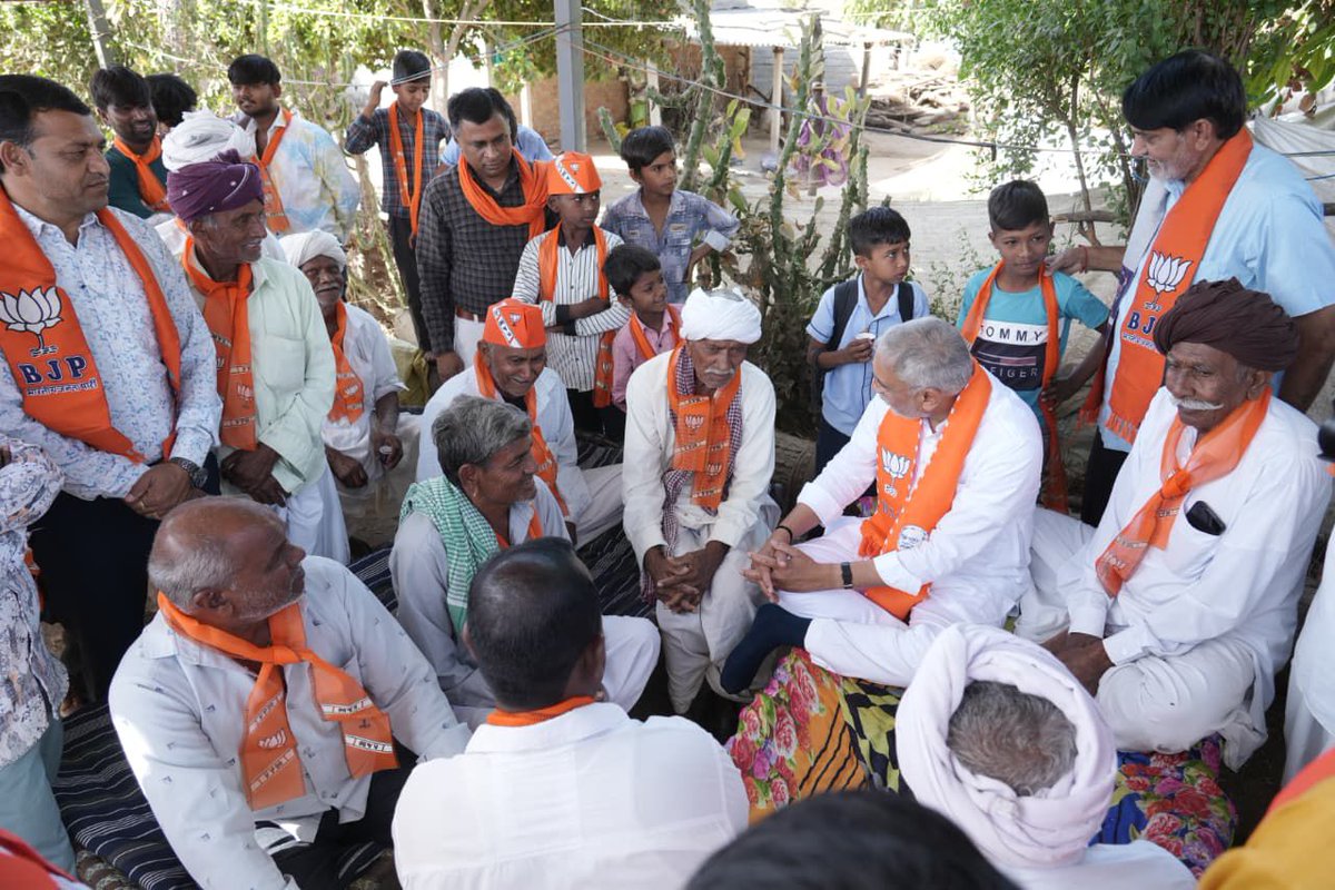 મહાનગર હોય કે ગામડું, કાર્યકર્તાઓનો આ પ્રેમભાવ જ આપણા સંગઠનને વધુ મજબૂત બનાવે છે.

આજે પાટણ જિલ્લાના પ્રવાસ દરમ્યાન મણિપુરા (ટકોદી) ગામના બૂથ નંબર ૨૦૭ના પ્રમુખ શ્રી ઈશ્વરજી ગફુરજી ઠાકોરના નિવાસસ્થાને જઈ કાર્યકર્તાઓ સાથે ચા પીધી અને ગ્રામજનો સાથે મુલાકાત કરી.