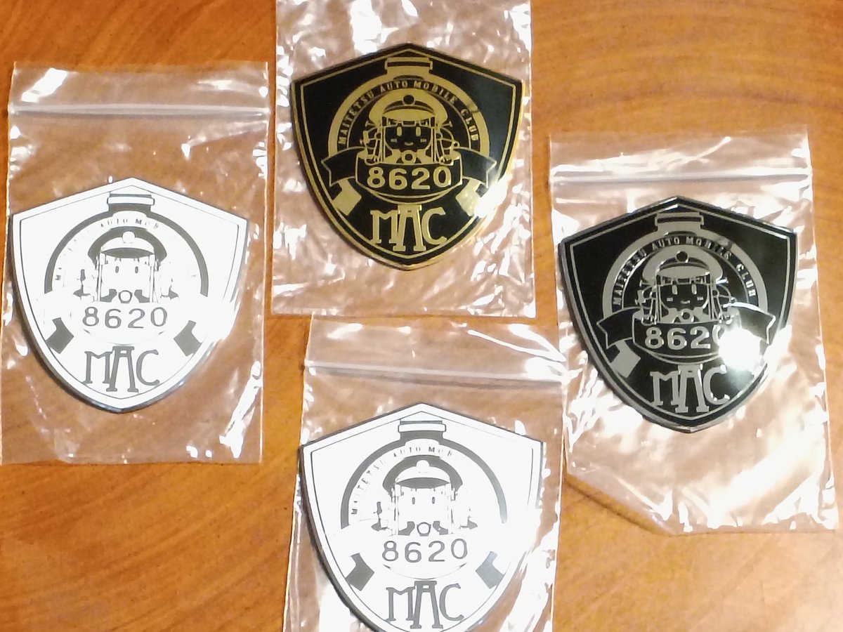 sin_kou_hyou's tweet photo. 【ハチロク七宝焼カーエンブレム クローズドオークションについて】

■ 概要

以下の3種4個のハチロク七宝焼カーエンブレムを、入札過程非公開のオークションにて売却します。すべて未使用品です。

１：黒地・金メッキ（金メッキのため屋外使用不可。屋内専用）

２：黒地・クロームメッキ（屋外使用可）

３：白地・クロームメッキ（屋外使用可）

４：白地・クロームメッキ（屋外使用可）

※「３」と「４」は基本的に同じものです。

■ 入札方法

進行豹あてのDMにて入札を受け付けます。

進行豹をフォローしていない方からの入札は無効となります。

第1希望から第4希望まで、まとめて入札が可能です。
入札・お支払いは日本円のみ受け付けます。

【入札DMの書き方例】

第1希望：１ / 入札額 5,000円
第2希望：３ / 入札額 5,000円
第3希望：２ / 入札額 4,500円

※どの商品が第何希望で、入札額がいくらか明確に記載してください。

■ 落札について

お一人様が落札できるのは【エンブレム1つのみ】です。

１～４それぞれの最高額入札者が落札者となります。

お一人が2つ以上の商品で最高額入札者となった場合は、「第◯希望」の数字が一番小さい（希望順位が高い）もののみを落札とし、他商品への入札は無効（次点の方を繰り上げ）とします。

■同額入札の場合

 同一商品に同額の最高入札があった場合は、DMの受信日時が早い方（先着順）を落札者とさせていただきます。

■ 入札の変更・取り消し

入札額・希望順位の変更： 締切日まで、お一人様1回に限り受け付けます。

入札の取り消し： 締切日まで受け付けます。

■ 入札締め切り
2026年4月5日（日） 23:59:59 の受信分まで有効

■ 落札発表・お支払い・発送について

落札者様には、進行豹からDMにてお支払い先と今後の流れをご案内します。

ご案内から【7日以内】にお支払いをお願いいたします。
連絡なくお支払い期日を過ぎた場合には、落札権を取り消し、次点入札者様に移行させていただきます。

お支払いが確認でき次第、「ゆうパック」または「クロネコヤマト」の60サイズ・送料着払いにて発送いたします。

■ 落札後のキャンセルについて

原則として落札後のキャンセルはご遠慮ください。
やむを得ない事情でキャンセルが発生した場合は、次点入札者様に落札権が移行します。（次点入札者様は、その時点で辞退することも可能です）

*なお、ハチロク七宝焼カーエンブレムの再販予定はありません。

――以上です。ご不明点等がございましたら、お気軽にDMにてお知らせください。

#まいてつ
#レヱル・ロマネスク