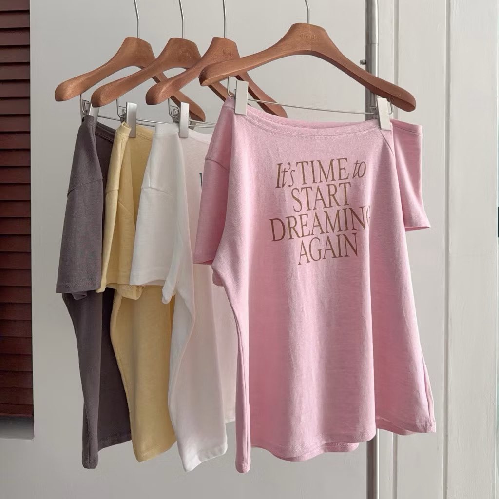 เสื้อยืดปาดไหล่ เสื้อครอปมิกซ์กับยีนส์ในวันง่ายๆก็เข้า ผ้าดีมากกร้านนี้ของจริงผ้านุ่ม แล้วแมทท์กับชุดได้ง่าย เป็นฟรีไซส์นะ ผ้าไม่บาง ไม่เกิน 200