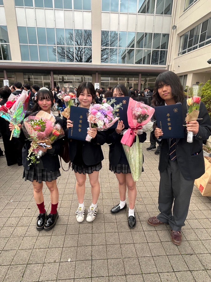 深夜3時卒業しました！！
桜町軽音学部、3年間ありがとうございました🎶バンド活動開始するのでライブのお誘いお待ちしております🙇🏻💙
 #深夜3時 #桜町高校 #卒業 #桜町 #軽音楽部 #桜町軽音楽部