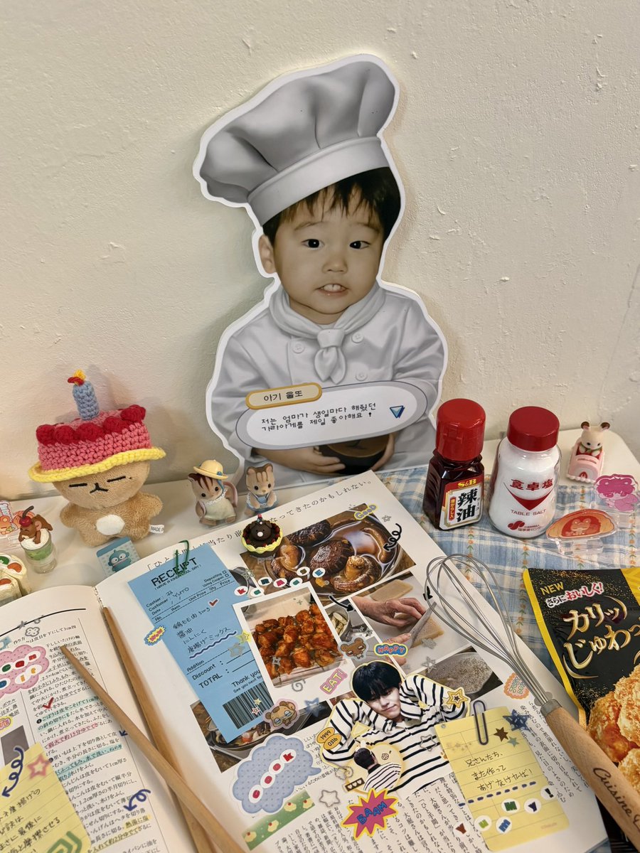 _pisland's tweet photo. #울또네가라아게
유토가 극찬하던 쿠리의 가라아게 정식을 드디어 먹어봤어요🍗🍋 유토가 튀겨줘서 그런지 너무너무 맛있었고 반찬까지 싹 비웠습니다🥹 요리사 복장을 한 아기유토 배너가 인상적이었고 힌 인형도 귀여웠어요...👨🏻‍🍳🐾 https://t.co/XNHU50fPux