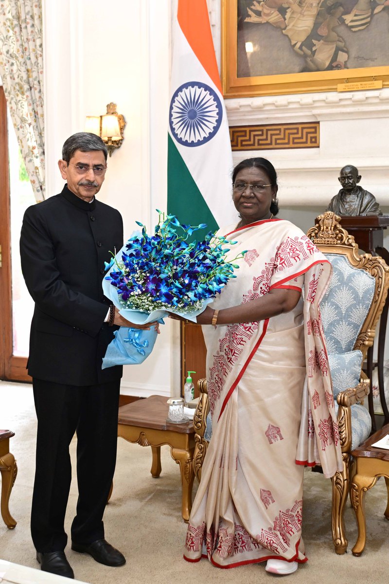 rashtrapatibhvn's tweet photo. Governor of West Bengal Shri R.N. Ravi called on President Droupadi Murmu at Rashtrapati Bhavan. https://t.co/a2JlrWWCGN