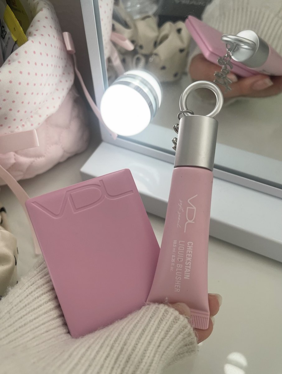 ウォニョンちゃんみたいなぽわぽわチークにしたい場合は、VDLのリキッドチークの上にパウダーチークを重ねてみて‼️
爆美女が爆誕します100%保証します🎀🤍