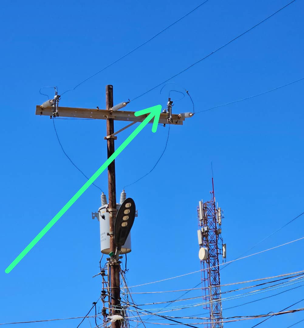 "El enfermo no mejora"... Por esa TONTERÍA <a href="/CorpoelecInfo/">Corporación Eléctrica Nacional</a> <a href="/Corpoelec_Falco/">@Corpoelec_Falcon</a> mantiene sin energía eléctrica a varias casas del sector Santa Elena Norte del municipio Carirubana #PuntoFijo
HAY QUE "MOJARLE LA MANO" para que reparen ESA PEQUEÑA AVERÍA