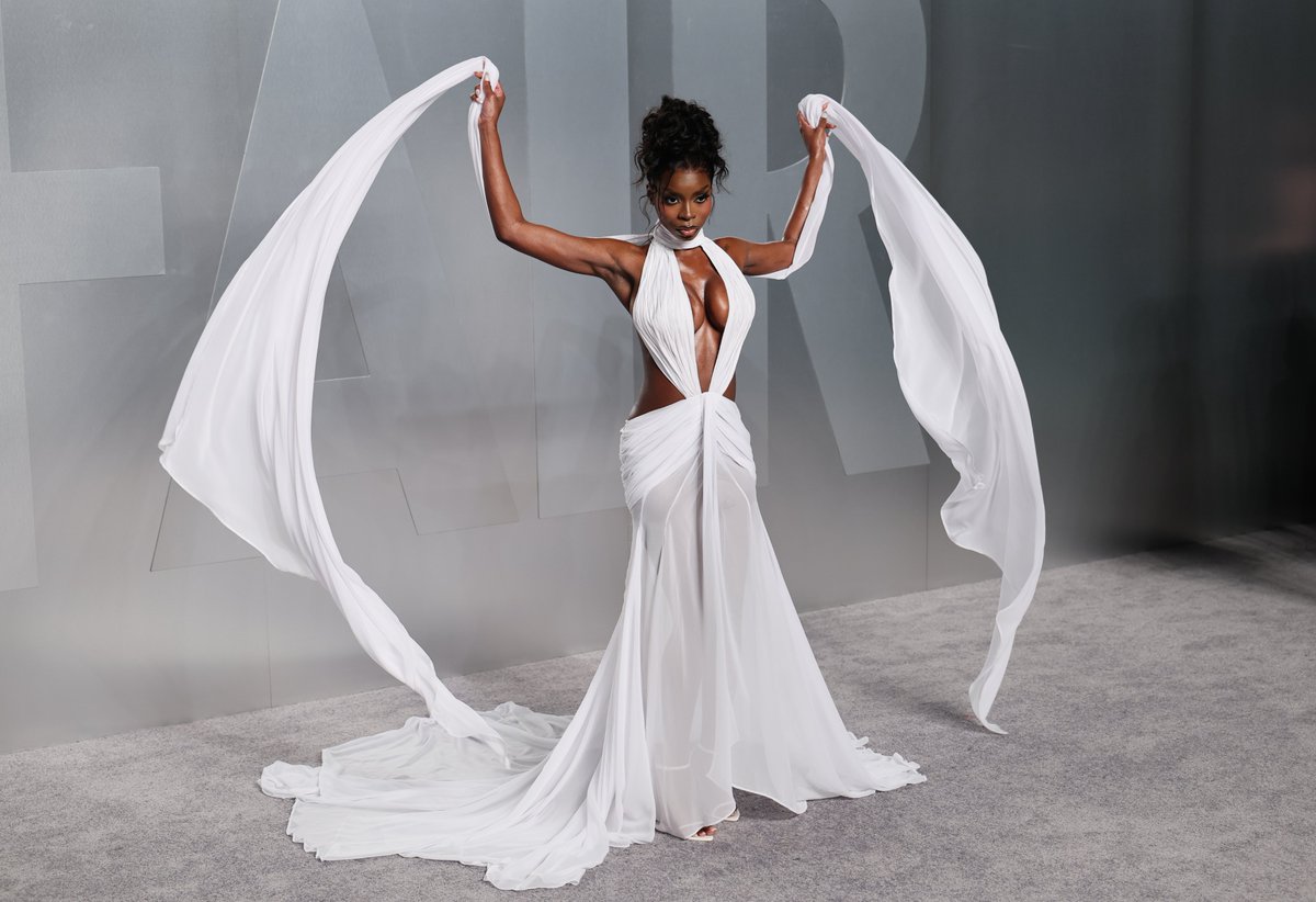 An angel has fallen onto the #VanityFair #Oscars party red carpet! 🪽 #Olandria via <a href="/GettyImages/">Getty Images</a>