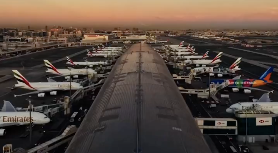 Gate7aviation's tweet image. Le trafic a été interrompu et reprend progressivement à l’aéroport de Dubaï,  après une attaque de drone qui a déclenché l'incendie d'un réservoir de carburant. 
#Dubaï #Emirates #flydubaï #DXB #MoyenOrient #Iran