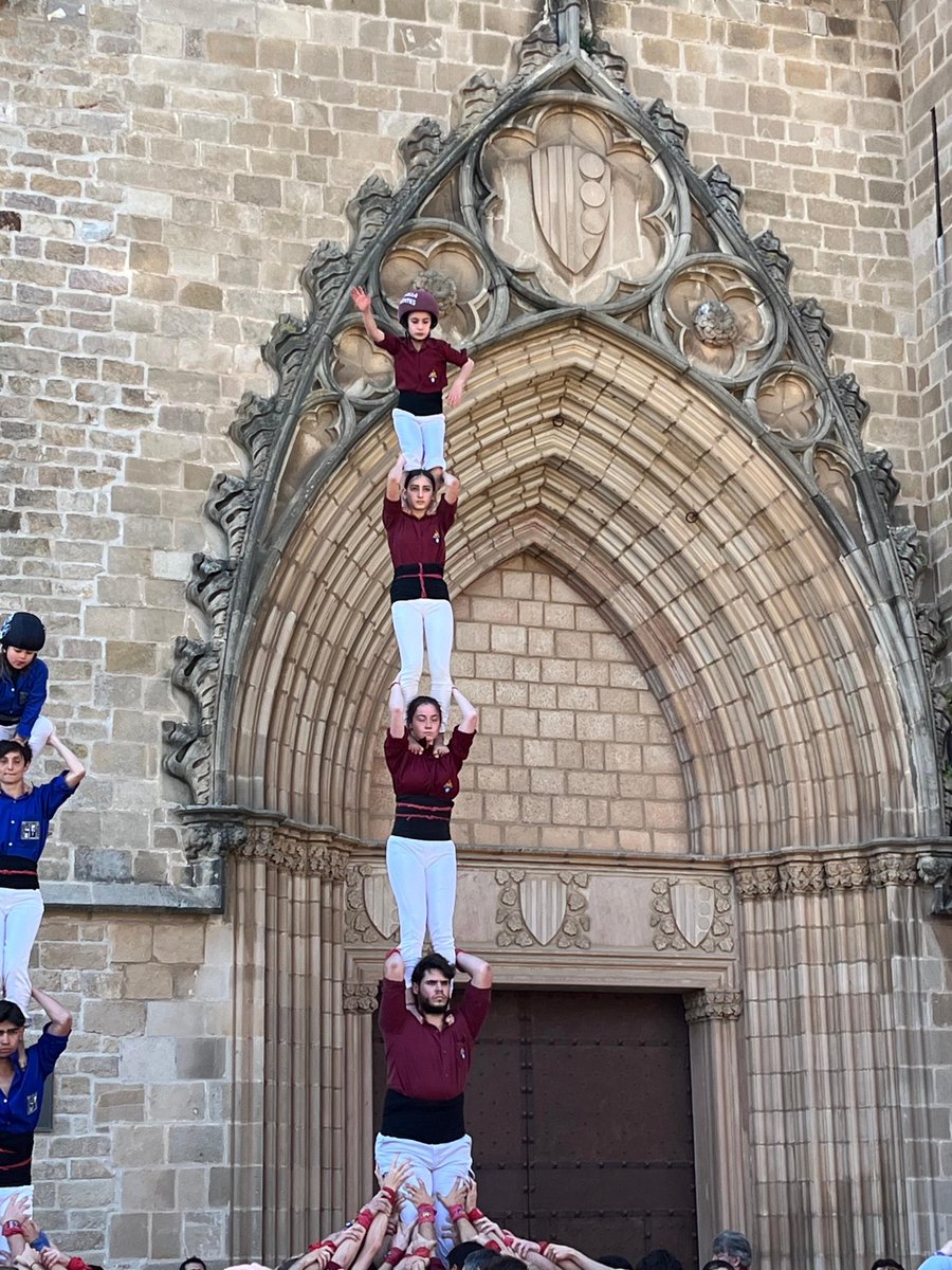 75 anys després els <a href="/CdSarria/">Castellers de Sarrià</a> fan reviure la història, davant del monestir de Pedralbes, a la diada de Sant Medir
Nens del vendrell - 1951
Sarrià - 2026 #fempinyafemvila