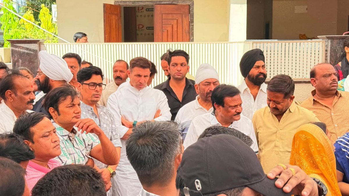 आज प्रदेश कांग्रेस अध्यक्ष श्री जीतू पटवारी जी ने, इंदौर में पूर्व मंत्री श्री सज्जन सिंह वर्मा जी की धर्मपत्नी श्रीमती सुभद्रा वर्मा जी की अंतिम यात्रा में सम्मिलित होकर श्रद्धांजलि अर्पित की तथा शोकाकुल परिजनों को ढांढस बंधाया।