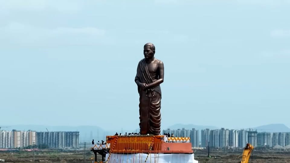 chaakirevu's tweet photo. వడి వడిగా వచ్చి.. 
మొట్టమొదటగా తన శాశ్వత చిరునామా చేరుకుని.. 

కళ్లముందు నిర్మాణం అవుతున్న 
ఆంధ్రుని రాజధానిని చూస్తూ.. 

మన తెలుగుతల్లి బిడ్డ, 
తన 125వ జయంతి రోజున ఎంత గర్వపడతారో కదా! https://t.co/0Rw0JGpBXM