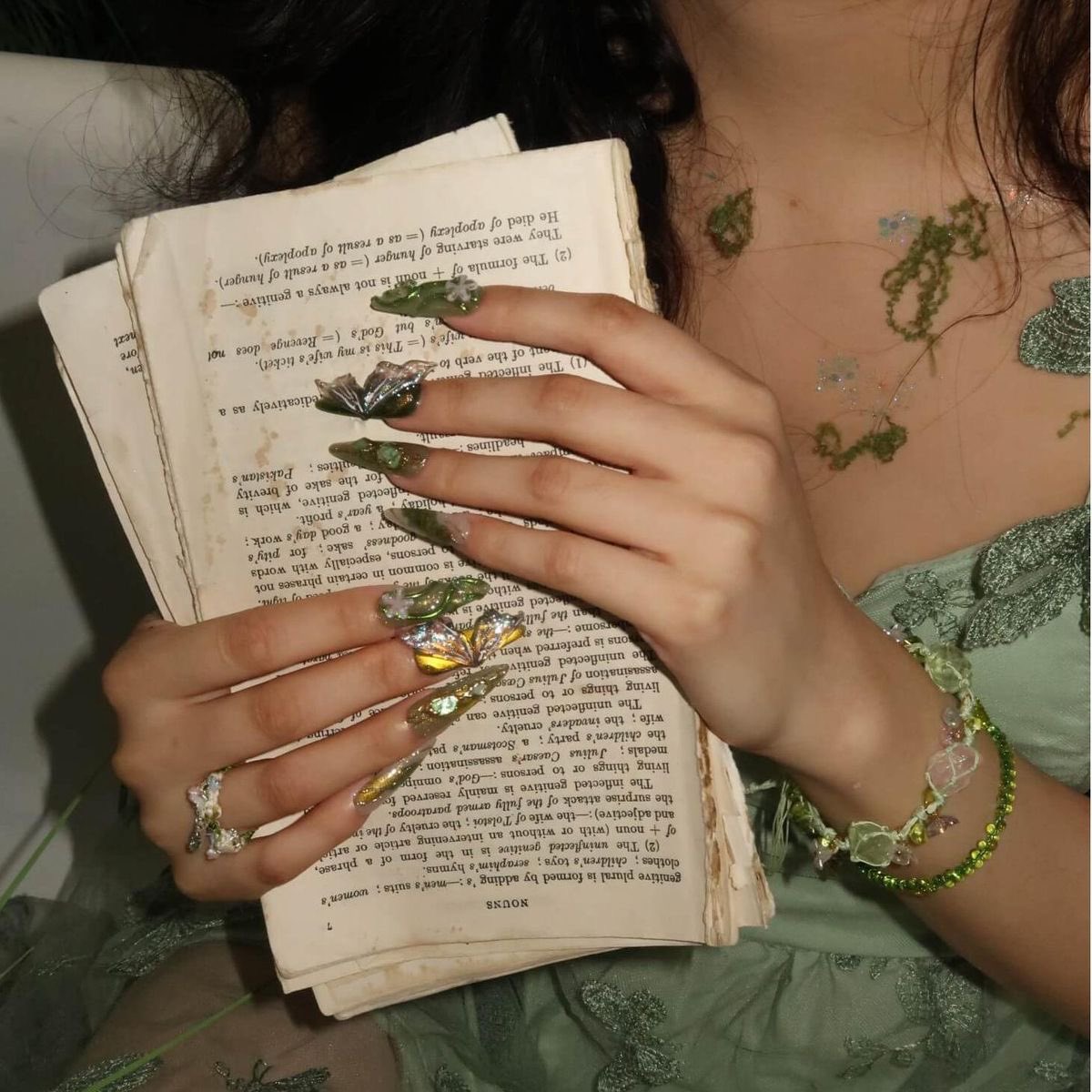 apriliosluxury's tweet image. Lost between pages and quiet dreams. 📖✨

Some stories feel like magic.

#book #reading #aesthetic #dreamy #art #details #hands #vintage #magic #story #imagination #style #green #soft #mood