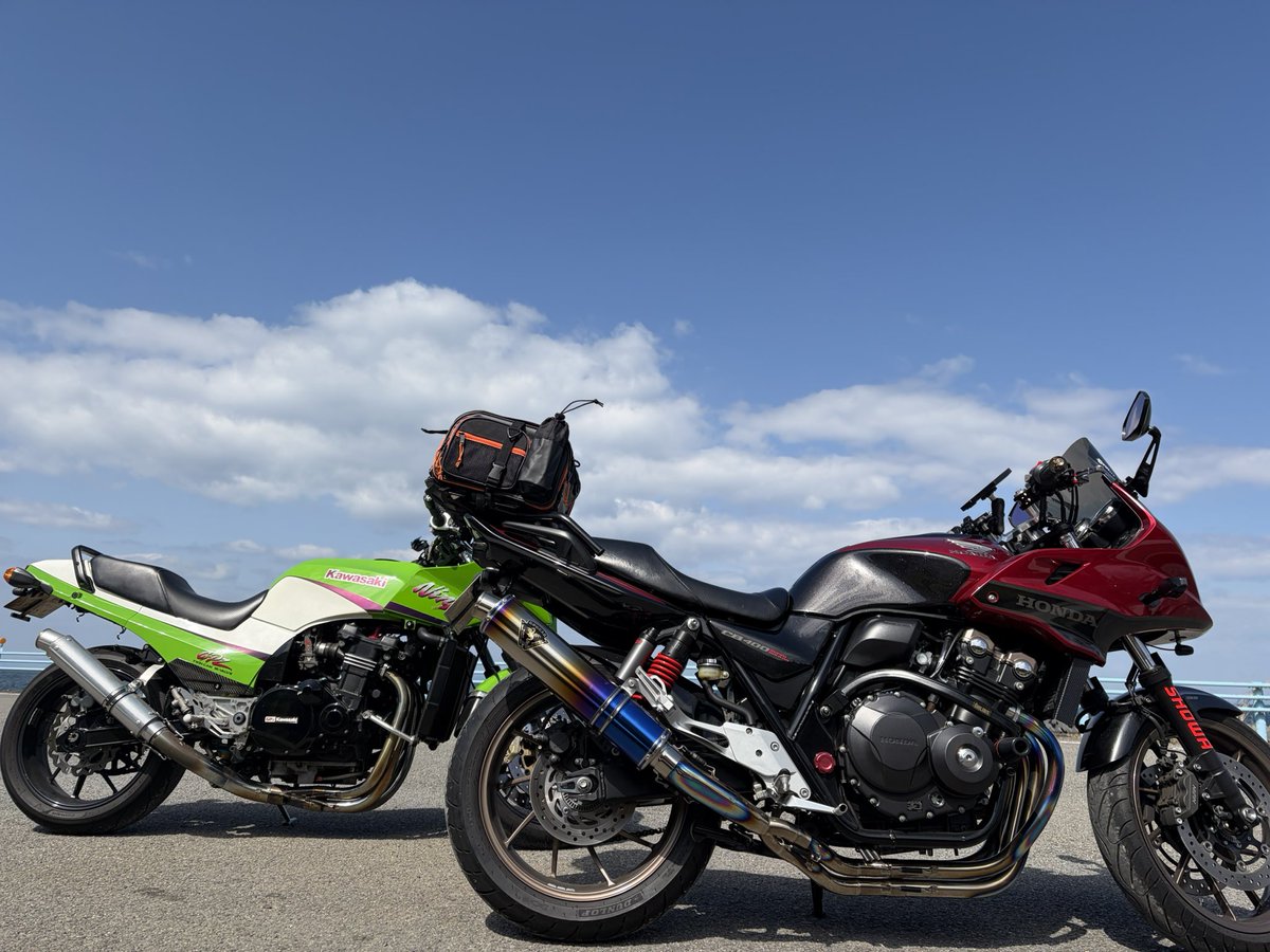 akaganepito's tweet photo. 少し前の話ですが…
人生初の双海町😊

#CB400SB
#gpz900r
#閏住の菜の花畑
#恋人の聖地らしい https://t.co/8EiG9dWhIY