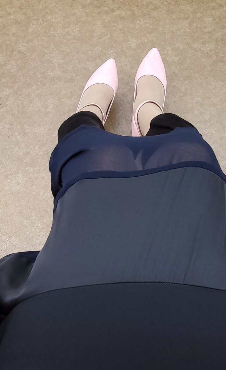 今日暑いのか寒いのかわからんくなったので長袖ブラウスだけ。
このコーデに合うような薄手の羽織るもの持ってない。ボレロみたいなのがいいのかな⁉️
日陰は結構寒かった😅
そして久しぶりにこのロングスカート履いたけど、ロンスカ自体超久しぶりに履いたかも。