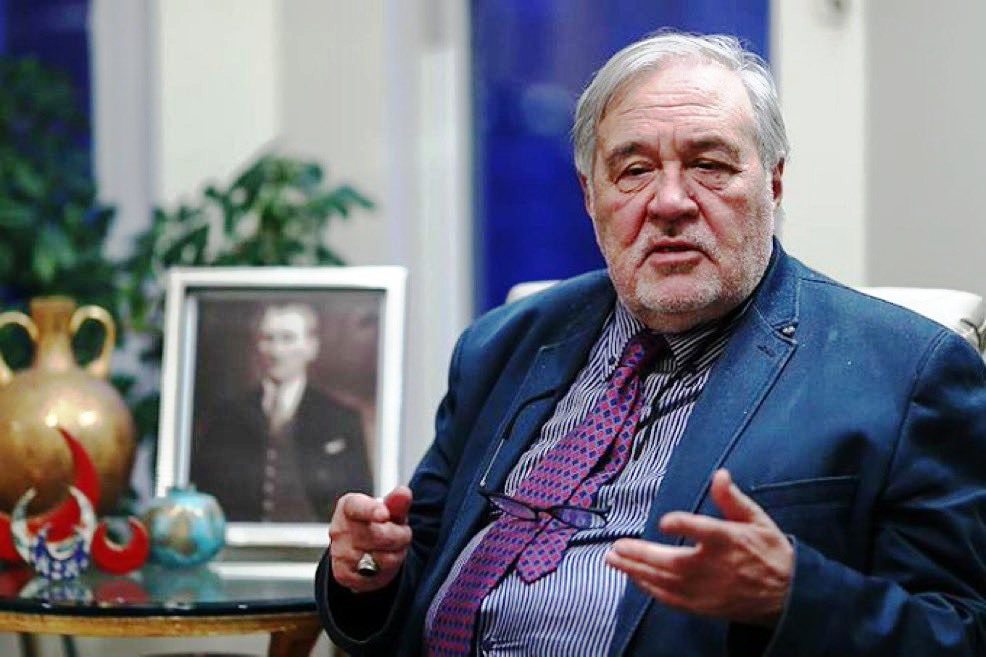 ALİM ÖLÜRSE ALEM AĞLAR...
Zira âlimin ölümü, âlemin ölümü gibidir.
Nur içinde yat İlber Ortaylı hocamız...
#ilberortaylı <a href="/serefoguz/">Şeref Oğuz</a>