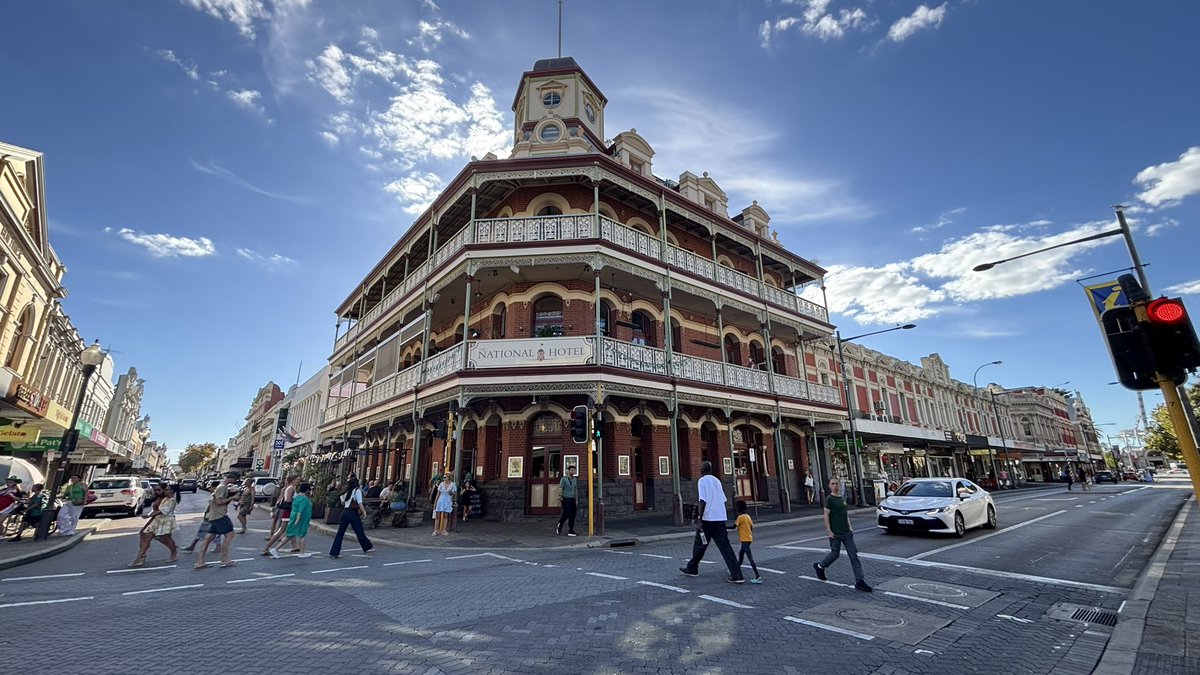 hatemarshmallow's tweet photo. パース旅行🇦🇺
念願のウォンバットふれあいできてよかった。
ピナクルズは風激強なので髪ボサボサなるけどおすすめ。夕日も星空も綺麗で、南十字星も綺麗に見えた🌟 https://t.co/9z0QwQZzc2