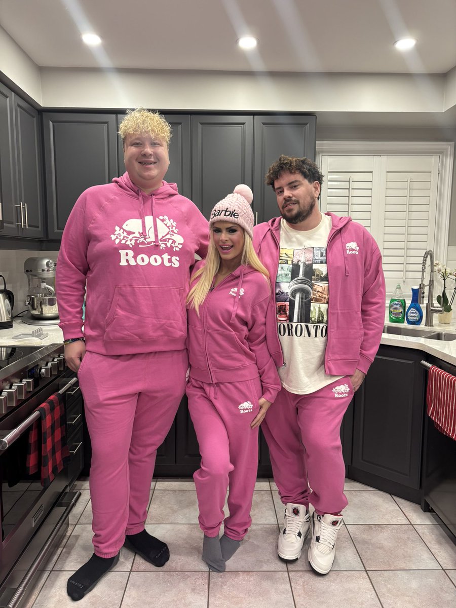 vickivaliant's tweet photo. MATCHING PINK TRACKSUITS WITH MY MODS🤣🤣🤣🤣🤣😭😭😭😭💖💖💖💖 https://t.co/2JXPNJpwgi