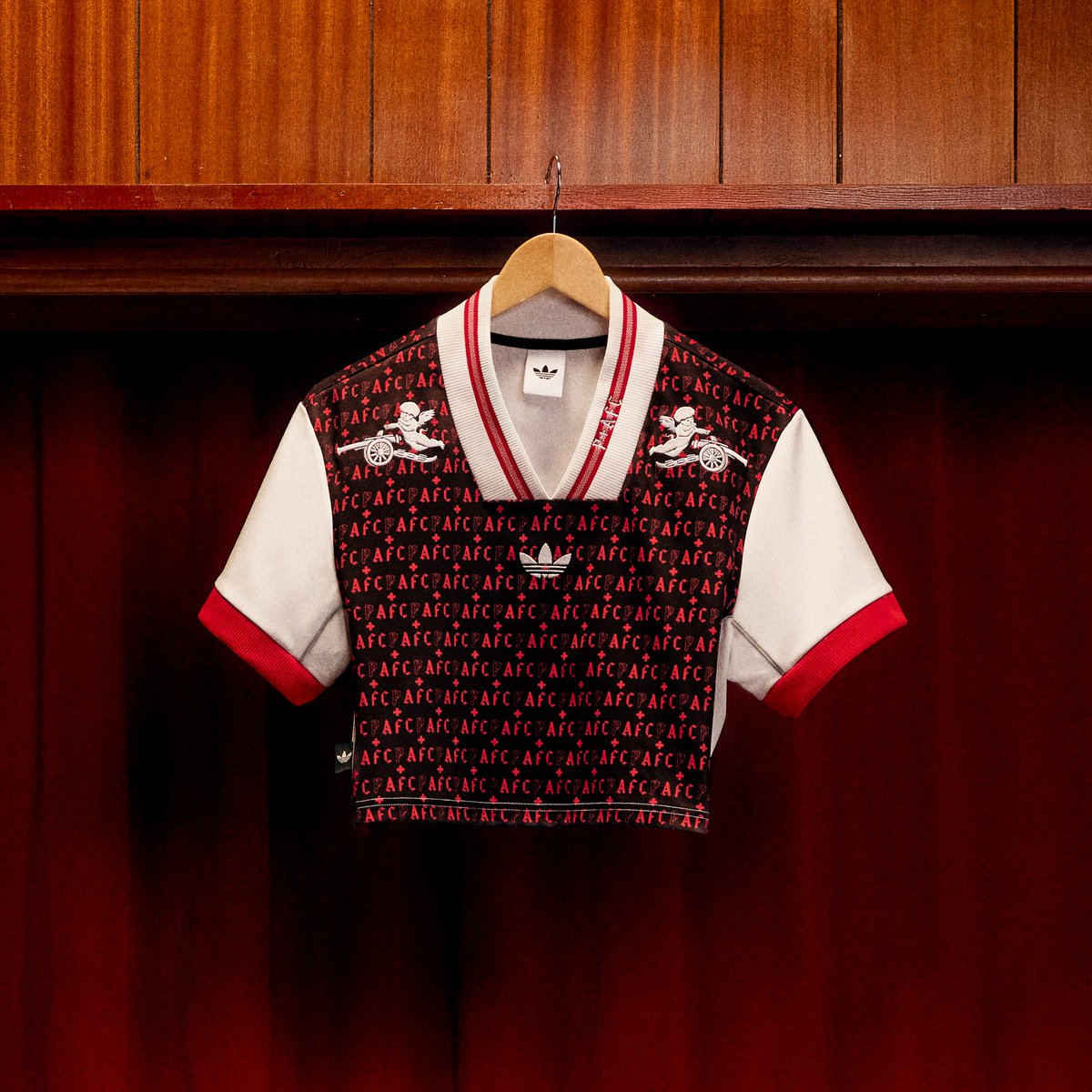 Arsenal's tweet photo. Details from the Arsenal x Places + Faces collection. 

Available now. 

🤝 @adidasfootball