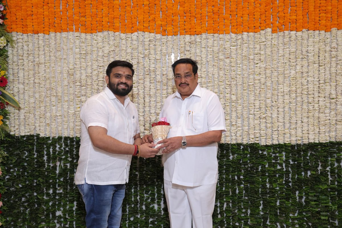 BJPbhavinpatel's tweet photo. @narendramodi *જીવેત શરદ:શતંમ્...*

કેન્દ્રીય જળ શક્તિ મંત્રી અને ભાજપા ગુજરાત પ્રદેશના પૂર્વ અધ્યક્ષ શ્રી સી.આર પાટીલ સાહેબને જન્મદિવસ ની ખૂબ ખૂબ શુભેચ્છા સહ શુભકામનાઓ.

ઈશ્વર આપને ઉત્તમ સ્વાસ્થ્ય, સુખ-સમૃદ્ધિ અને દીર્ઘાયુ પ્રદાન કરે એવી પ્રાર્થના.🙏

@CRPaatil
#HappyBirthdayWishes https://t.co/GvFkvgrvmQ