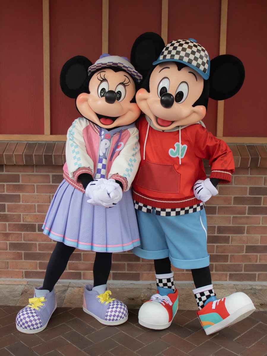 d_pomuchy's tweet photo. このコスめっちゃ見覚えあるなぁって思ったら2年前に上海で会ったコスじゃん！
たしかにF1ぴったりのデザイン🏁 https://t.co/dbr1wcqc38