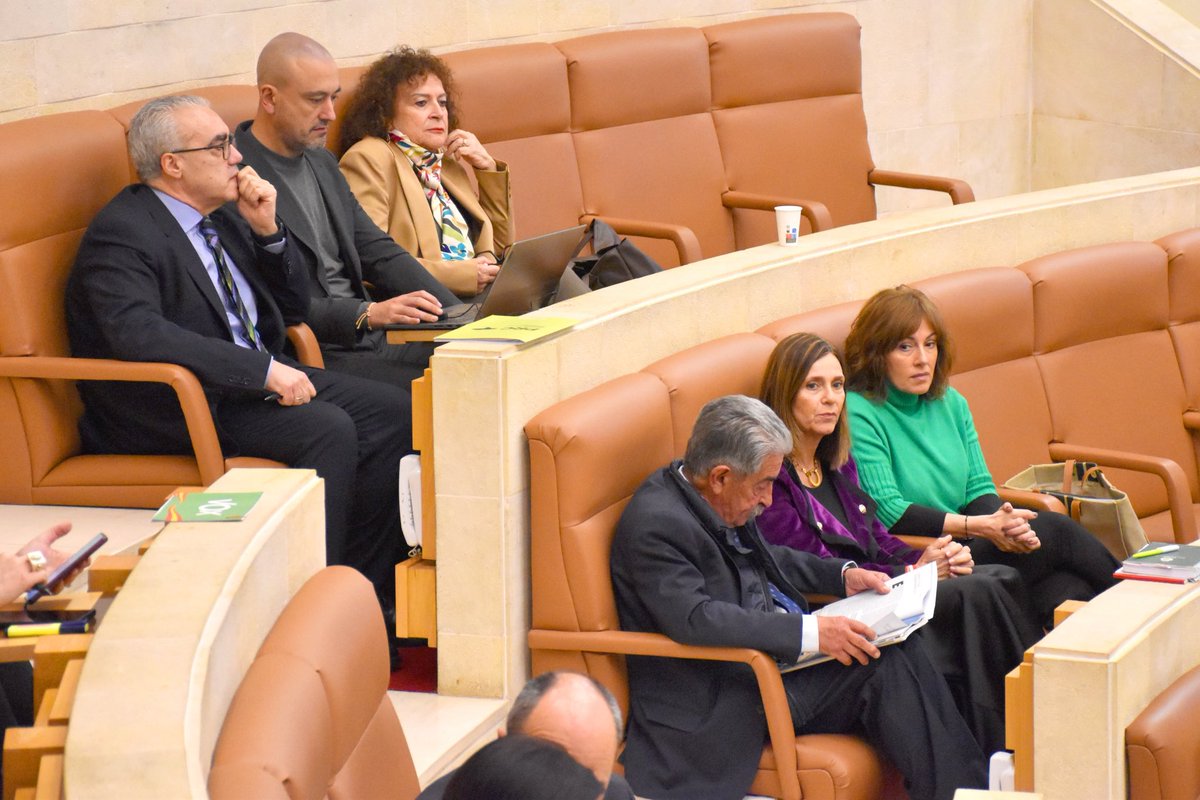 prcantabria's tweet photo. Da comienzo el pleno del Parlamento de #Cantabria con un minuto de silencio en memoria de la víctima de presunto asesinato machista de #Pedreña https://t.co/0bK8uEOYu4