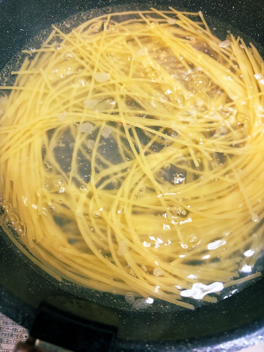 abcd_maru's tweet photo. 夕飯を軽めにしようと思ってアヒージョ作ったんだけど、余ったオイルがもったいなさすぎて、結局パスタ茹でちゃってる https://t.co/iuv1OUOXpD