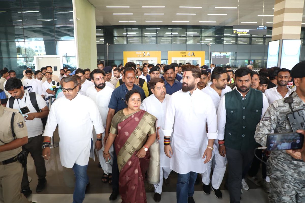 ArunBhartiLJP's tweet photo. आज लोक जनशक्ति पार्टी (रामविलास) के राष्ट्रीय अध्यक्ष सह माननीय केंद्रीय मंत्री श्री चिराग पासवान जी के पटना आगमन पर पटना एयरपोर्ट पहुँच कर उनका भव्य स्वागत एवं अभिनंदन किया।

#ChiragPaswan
#LJP
#LokJanshaktiParty
#RamVilasPaswan
#PatnaAirport
#Patna
#BiharPolitics
#Bihar
#TeamChirag
#NDA
#ChiragPaswanJi
#PoliticalLeadership
#WelcomeChiragPaswan
#BiharLeadership
#JanSeva