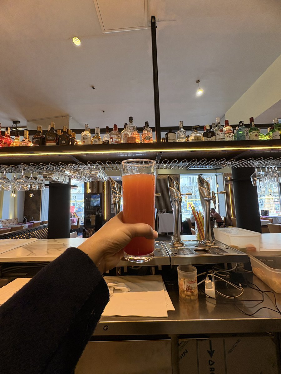 khatri__S's tweet photo. San Francisco

Orange juice, 
Pineapple juice, 
Lemon juice, 
Grenadine, 
Ice https://t.co/2Tvaqre1Df