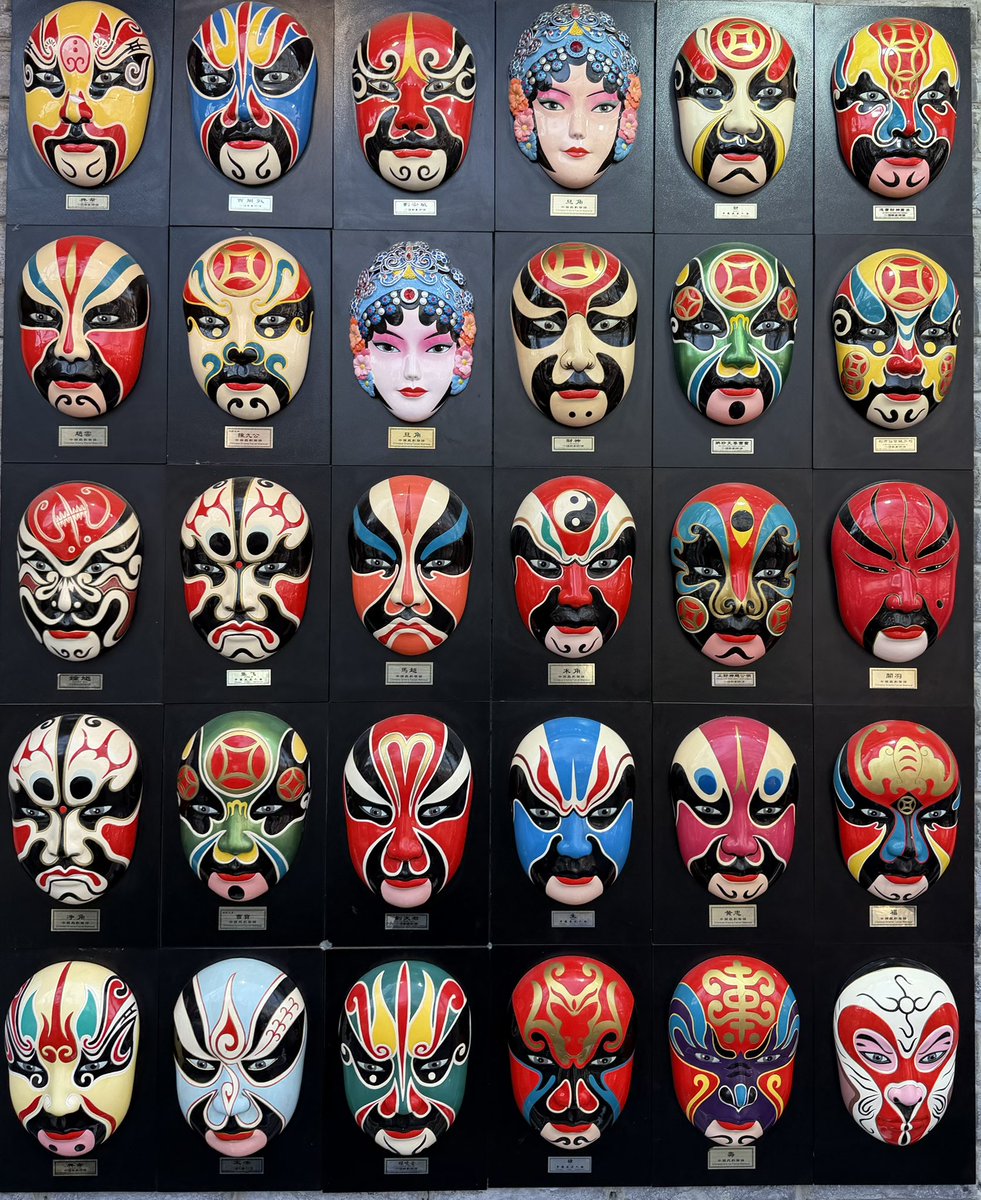 Descubre_China's tweet image. Los colores del teatro chino 🎭🇨🇳

En China, cada máscara cuenta una historia.Estas máscaras tradicionales pertenecen a la Ópera de Beijing, una de las expresiones artísticas más emblemáticas del país.

#China #CulturaChina #Opera #Beijing #Mascaras