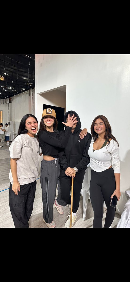 MarVenRoyalsOFC's tweet image. Oh ang saya ng #LuKe with Tashing and Shan??? ;) 

OYE SEASON NA
#EscapewithJaiNicole
#MarVen