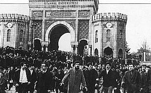 16 Mart 1978’de kontrgerilla ve sivil faşist çetelerin işbirliği ile gerçekleşen, 7 arkadaşımızı kaybettiğimiz Beyazıt Katliamını hatırlıyoruz. 

Gençlik olarak geçmişten aldığımız mücadele mirasını sırtlıyor, bu yolda kaybettiğimiz sıra arkadaşlarımızı bir kez daha anıyoruz.