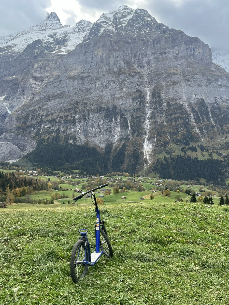 스위스 비수기(10월말)에 갔는데도 너무 좋았슨.
하지만 여름 성수기에 가는걸 추천함!!
일단 비수기엔 날씨때문에 융프라우 복불복 너무 심하고
조갑경(저같경)저 미친 색감의 튠호수에 풍덩 못한게 한임. 
여름에가서 수영도하고 피크닉도 하고싶음 
더 푸릇푸릇한 스위스 즐기고싶음 여름에 가셔라.